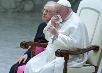 Papa Francisco seguirá hospitalizado por problemas de salud