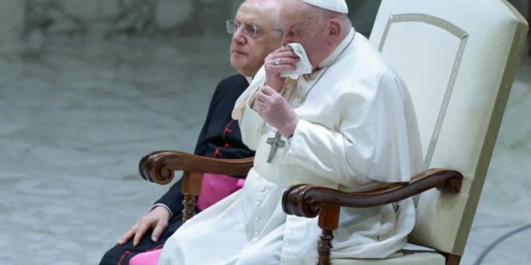 Papa Francisco seguirá hospitalizado por problemas de salud