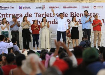 Gobernador entrega 1,390 apoyos de Bienestar en Tenosique