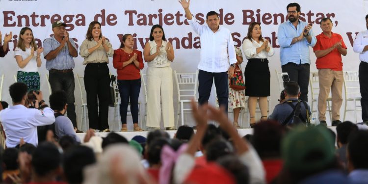 Gobernador entrega 1,390 apoyos de Bienestar en Tenosique
