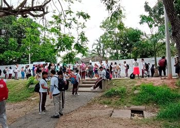 Padres cierran secundaria en La Manga I por falta de maestros; Setab promete solución