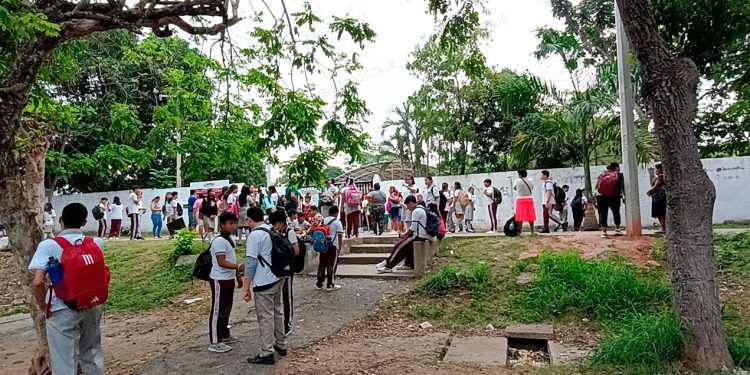 Padres cierran secundaria en La Manga I por falta de maestros; Setab promete solución
