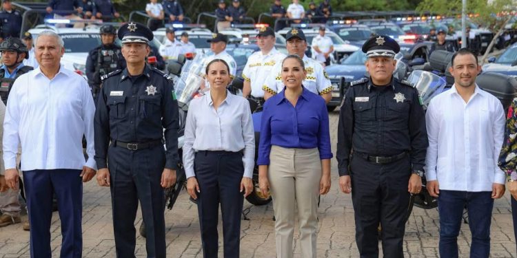 Ana Paty Peralta refuerza la seguridad de #Cancun, con la entrega de 127 Patrullas nuevas, en total 239 unidades para el combate a la delincuencia