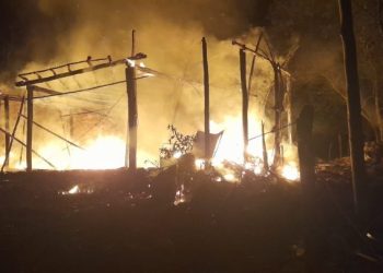 Una familia pierde todo tras incendiarse su casa en Carrillo Puerto