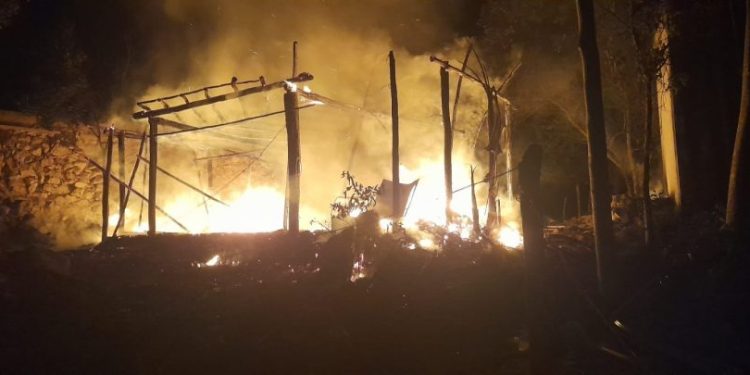 Una familia pierde todo tras incendiarse su casa en Carrillo Puerto