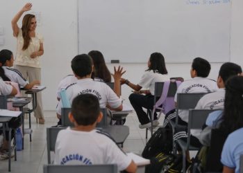 Supervisa Mara Lezama taller de cómputo y tres nuevas aulas en la secundaria general “8 de Marzo” en Cielo Nuevo, Cancún