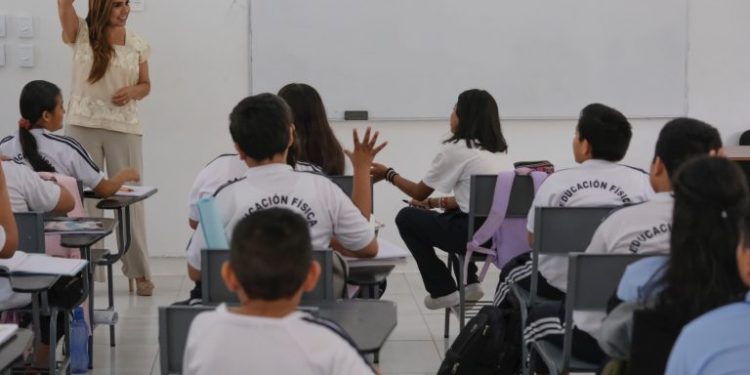 Supervisa Mara Lezama taller de cómputo y tres nuevas aulas en la secundaria general “8 de Marzo” en Cielo Nuevo, Cancún