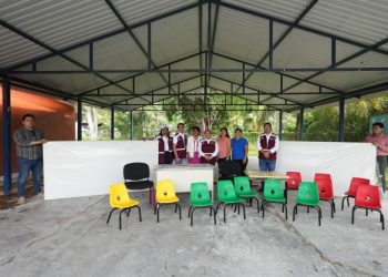 Entrega SEQ mobiliario y equipo a escuelas de la Ribera del Río Hondo para una educación más eficiente y efectiva en todo estado