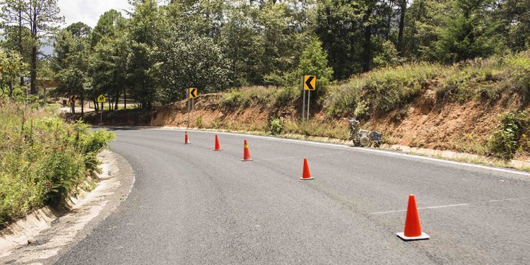Inicia programa de limpieza de maleza en márgenes de carreteras en Centro