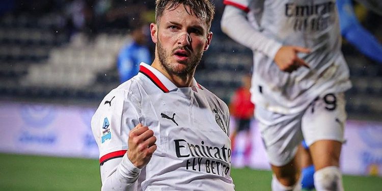 Santiago Giménez, jugador mexicano anota gol en el nuevo equipo del Milan