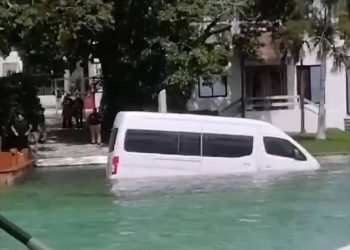 Cae camioneta tipo van en la laguna Siete Colores de Bacalar