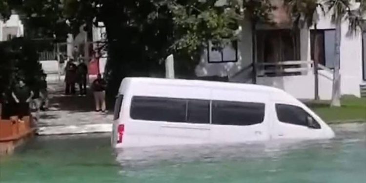 Cae camioneta tipo van en la laguna Siete Colores de Bacalar
