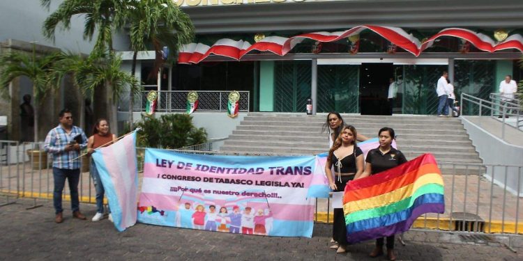 Colectivos LGBT recolectan firmas para impulsar la Ley de Identidad de Género en Tabasco