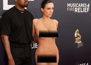 Kanye West y su esposa Bianca Censori son expulsados de los Grammys por estilo excéntrico