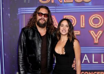Jason Momoa y Adria Arjona aparecen juntos en la alfombra roja del concierto SNL50