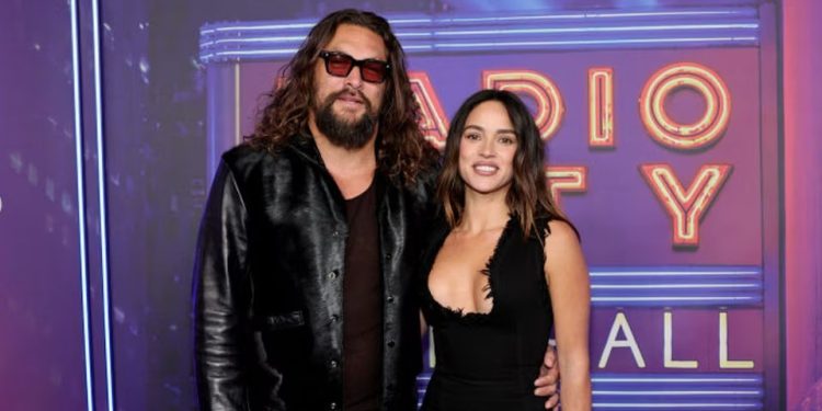 Jason Momoa y Adria Arjona aparecen juntos en la alfombra roja del concierto SNL50
