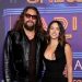 Jason Momoa y Adria Arjona aparecen juntos en la alfombra roja del concierto SNL50