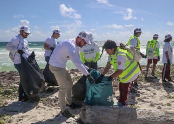 Realiza APIQROO con SEMAR y Coordinación General de Puertos y Marina Mercante jornada de limpieza de playas en Mahahual