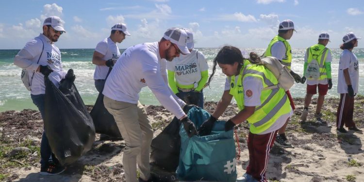 Realiza APIQROO con SEMAR y Coordinación General de Puertos y Marina Mercante jornada de limpieza de playas en Mahahual