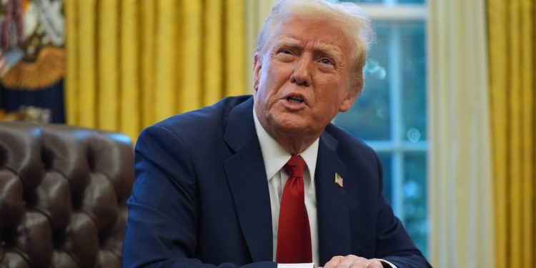 Donald Trump advierte el 25 % de aranceles a Canadá