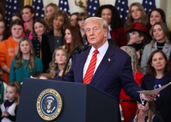 Donald Trump firma decreto que prohíbe a las personas transgénero participar en juegos femeninos