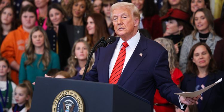 Donald Trump firma decreto que prohíbe a las personas transgénero participar en juegos femeninos