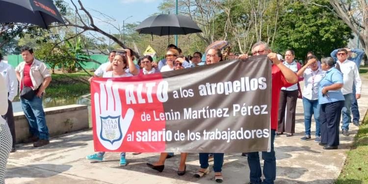 Continúa protesta en la UTTAB tras suspensión de prestaciones