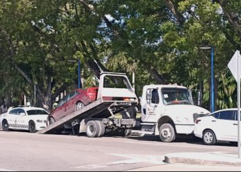 Turistas amenazados por operadores de grúas en el Aeropuerto Internacional de Cancún