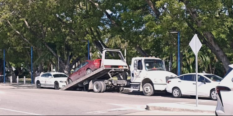 Turistas amenazados por operadores de grúas en el Aeropuerto Internacional de Cancún