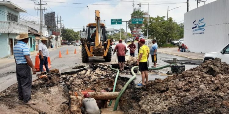 SAS repara 35 socavones y más de 100 fugas de agua en Villahermosa