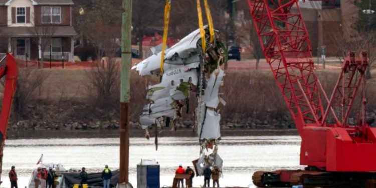 Recuperan los 67 cuerpos de las víctimas en el accidente aéreo de American Airlines y un helicóptero del ejército