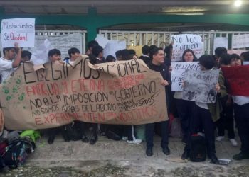 Estudiantes del CECyTE No.7 protestan por falta de maestros