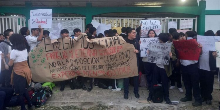 Estudiantes del CECyTE No.7 protestan por falta de maestros