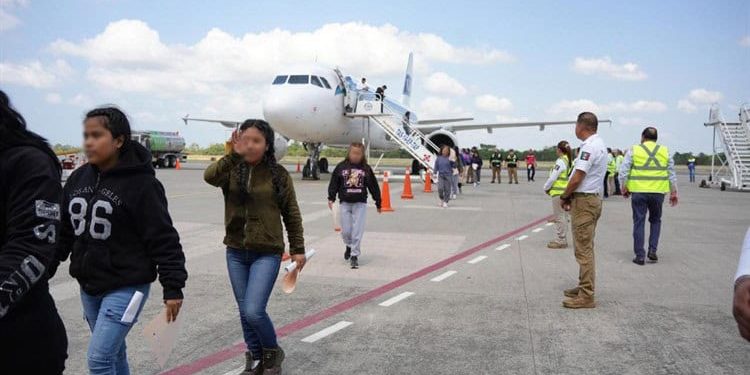 Primeros 130 migrantes repatriados de EE.UU. a Tabasco, ya fueron enviados a lugares de origen: Segotab