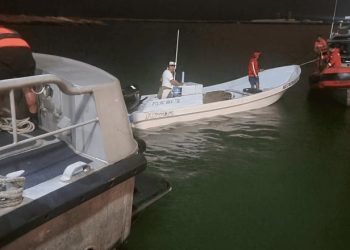 Rescata Semar a tripulantes de embarcación varados en Dos Bocas