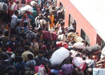 Estampida en el tren de Nueva Delhi deja 15 personas muertas