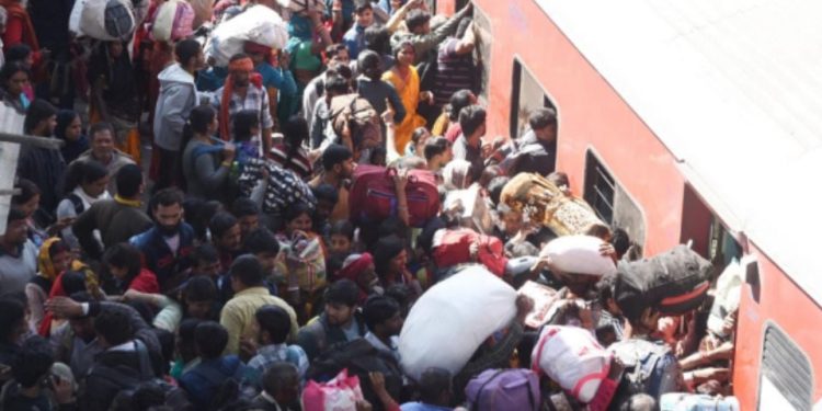 Estampida en el tren de Nueva Delhi deja 15 personas muertas