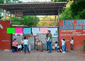 Padres de familia mantienen protesta en primaria de Centro por cambio de maestra