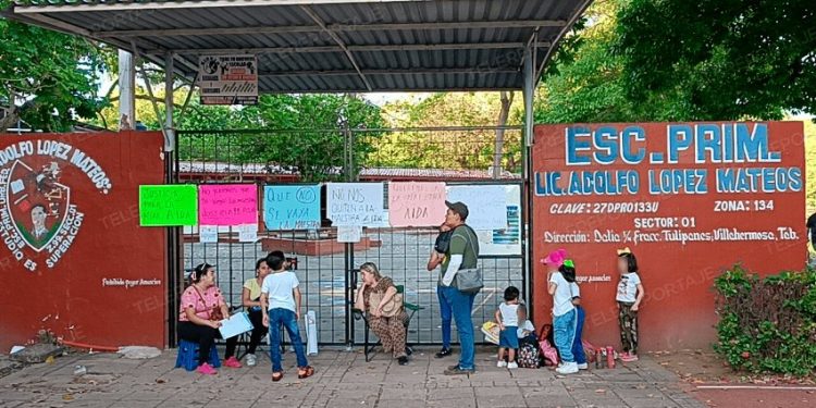 Padres de familia mantienen protesta en primaria de Centro por cambio de maestra