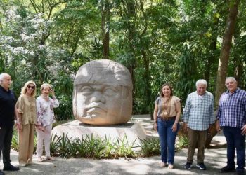 Felipe González, expresidente de España, recorre el Parque Museo La Venta