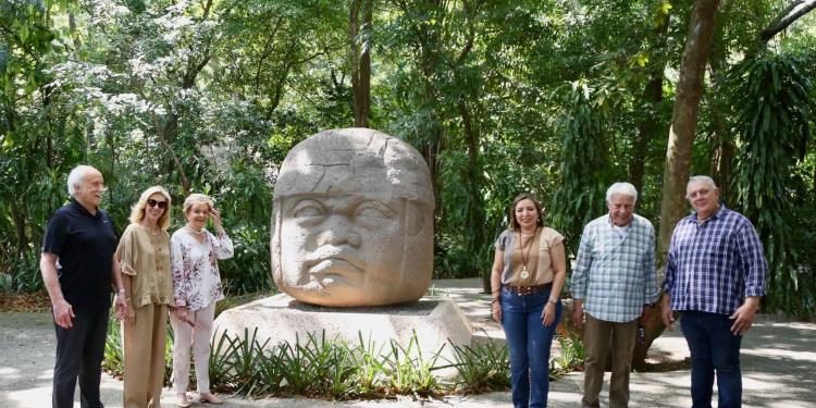 Felipe González, expresidente de España, recorre el Parque Museo La Venta