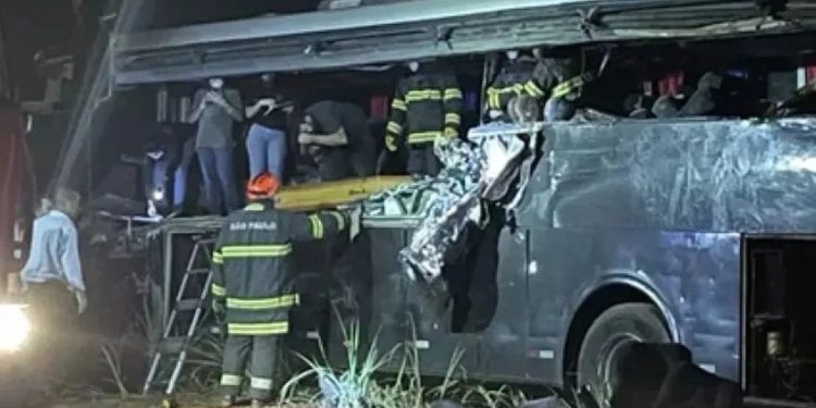 Accidente de autobús deja 12 estudiantes muertos y 21 heridos en Brasil
