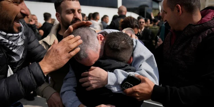 Israel libera a 183 prisioneros palestinos