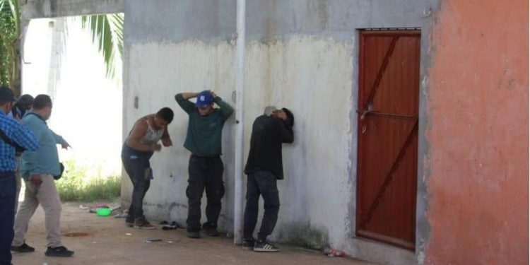 Liberan a persona secuestrada y encuentran fosa clandestina con dos cuerpos en San Carlos, Macuspana