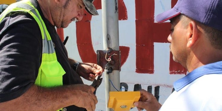 Reparan botón de semáforo frente a la casa de artes ‘José Gorostiza’ en Villahermosa