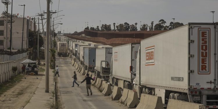 Exportadores de México tardan hasta ocho horas para cruzar la frontera con EU