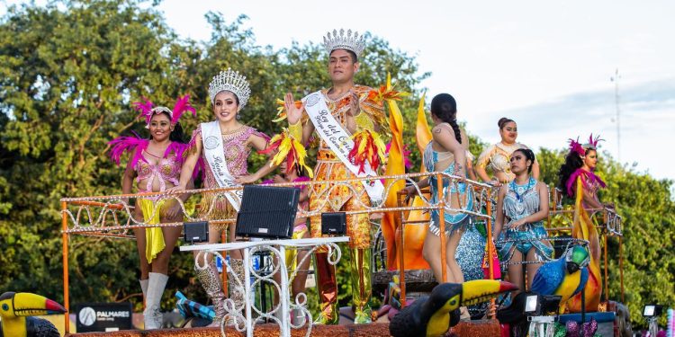 La Quinta Avenida se desbordó con el primer desfile de comparsas en “El Carnaval del Pueblo” Playa del Carmen 2025