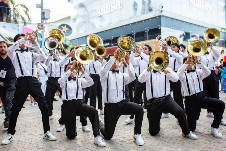 La Quinta Avenida se desbordó con el primer desfile de comparsas en “El Carnaval del Pueblo” Playa del Carmen 2025