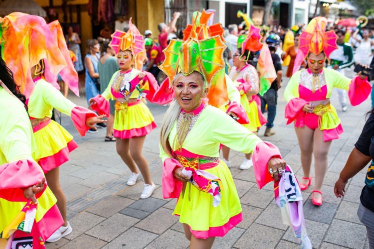 La Quinta Avenida se desbordó con el primer desfile de comparsas en “El Carnaval del Pueblo” Playa del Carmen 2025