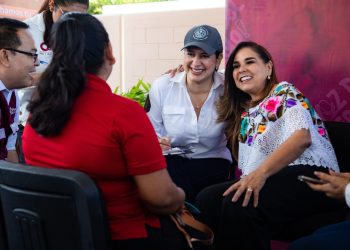 “La Voz del Pueblo” llegó a Puerto Aventuras; Estefanía Mercado acompaña a la Gobernadora durante la jornada